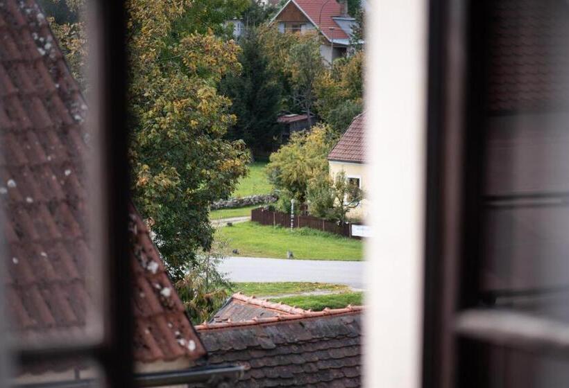 غرفة إقتصادية ثلاثية, Pivoňka