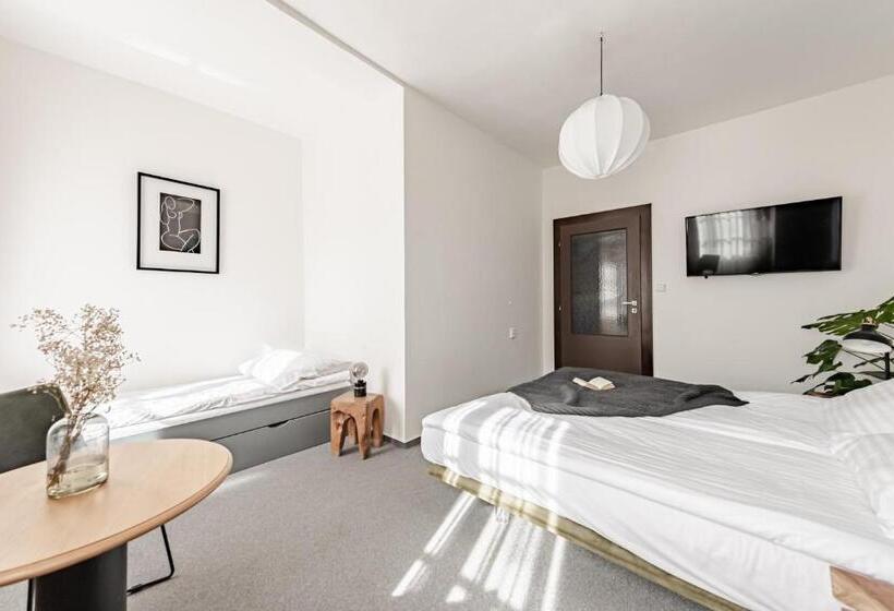 غرفة إقتصادية ثلاثية, Pivoňka