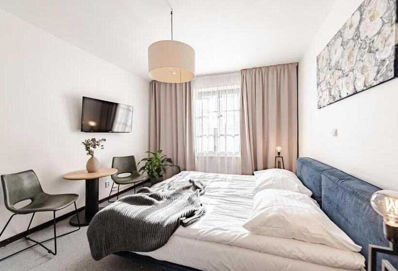 غرفة قياسية ثلاثية, Pivoňka