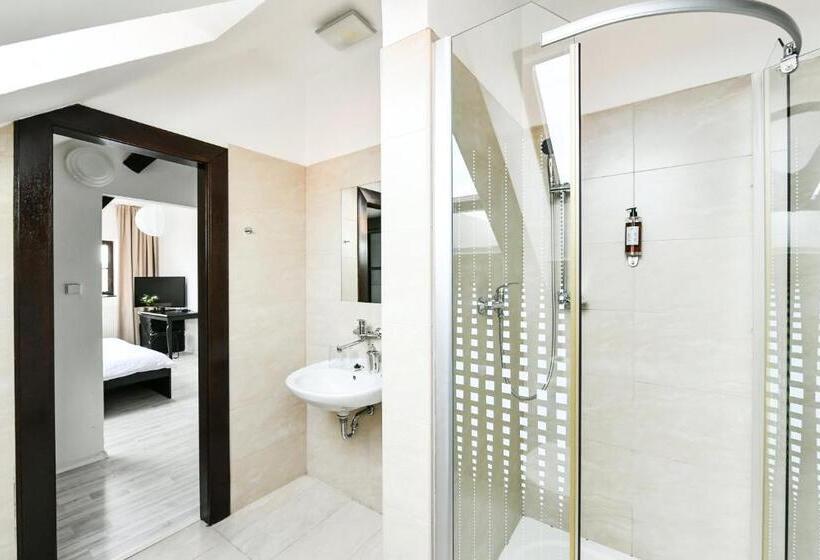 غرفة سوبيريور, Pivoňka