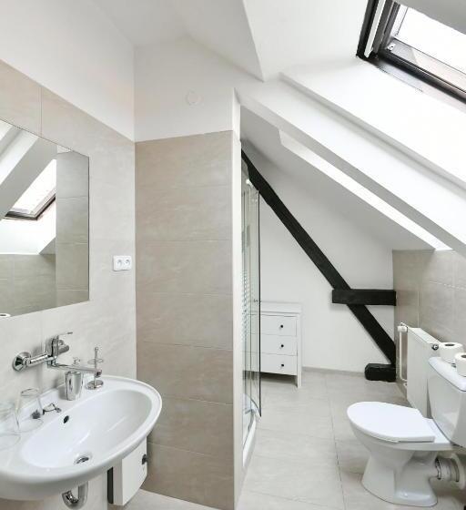 غرفة سوبيريور, Pivoňka