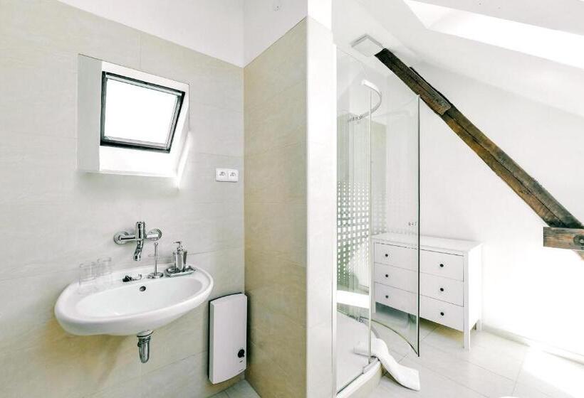 غرفة سوبيريور, Pivoňka