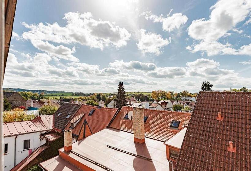 غرفة سوبيريور, Pivoňka