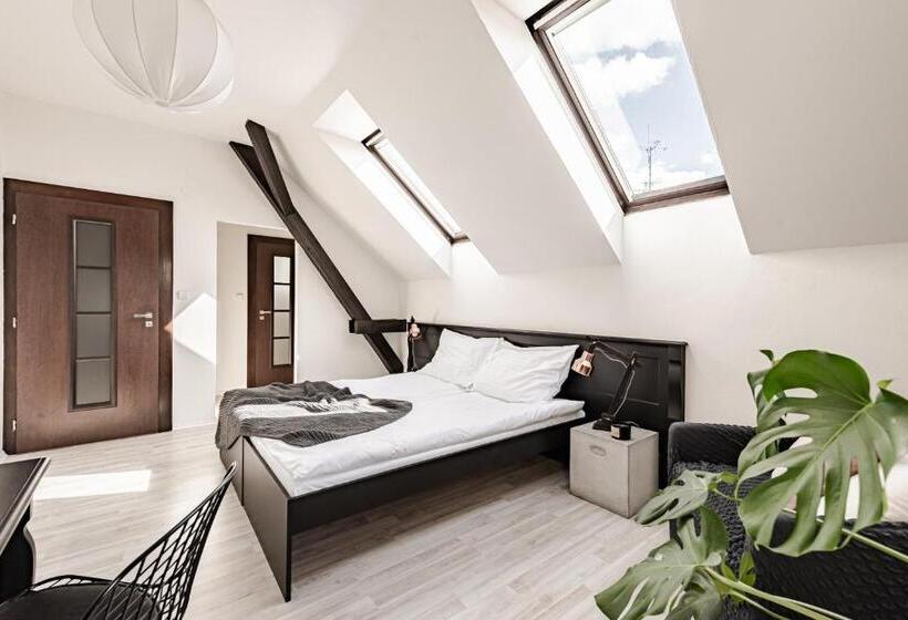 غرفة سوبيريور, Pivoňka