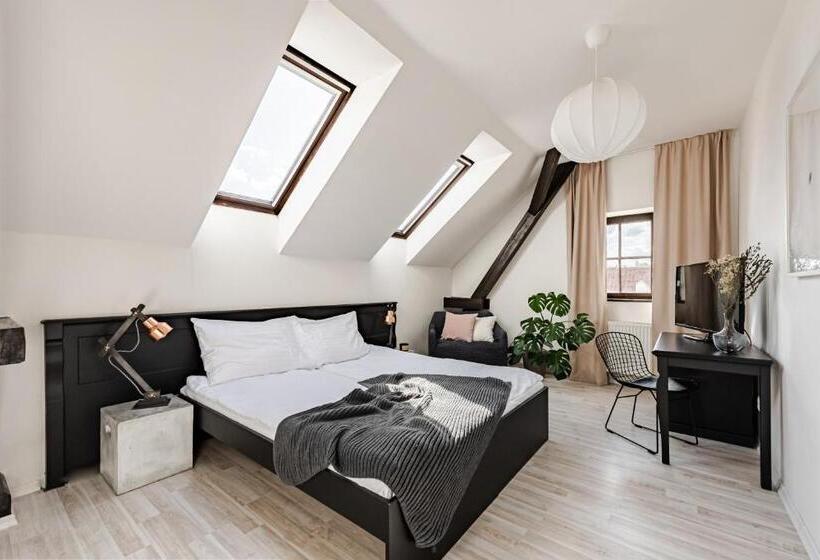 غرفة سوبيريور, Pivoňka