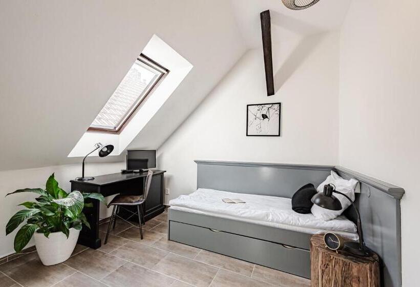 غرفة إقتصادية فردية, Pivoňka