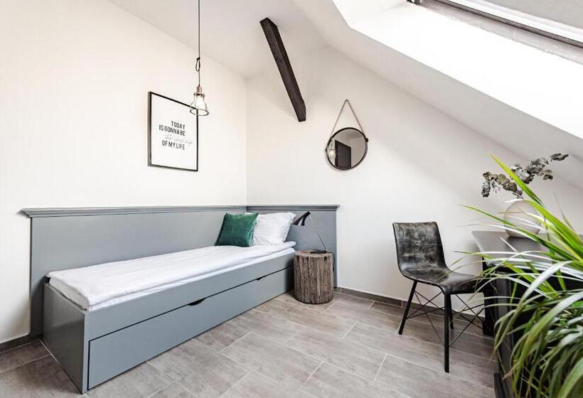 غرفة إقتصادية فردية, Pivoňka