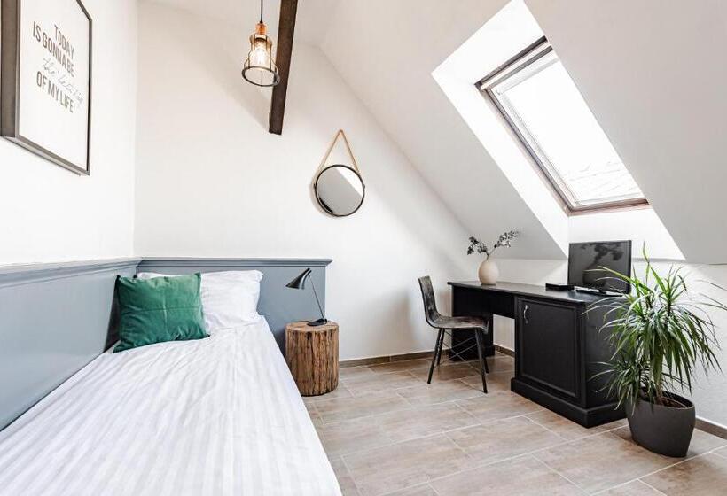 غرفة إقتصادية فردية, Pivoňka