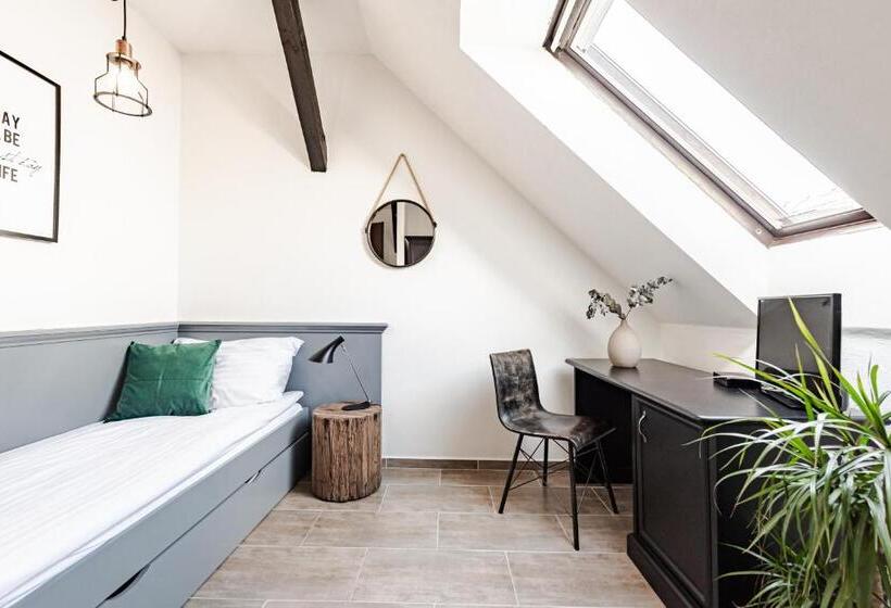 غرفة إقتصادية فردية, Pivoňka