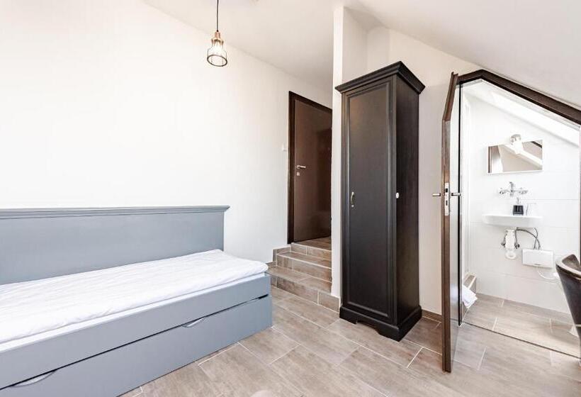 غرفة إقتصادية فردية, Pivoňka