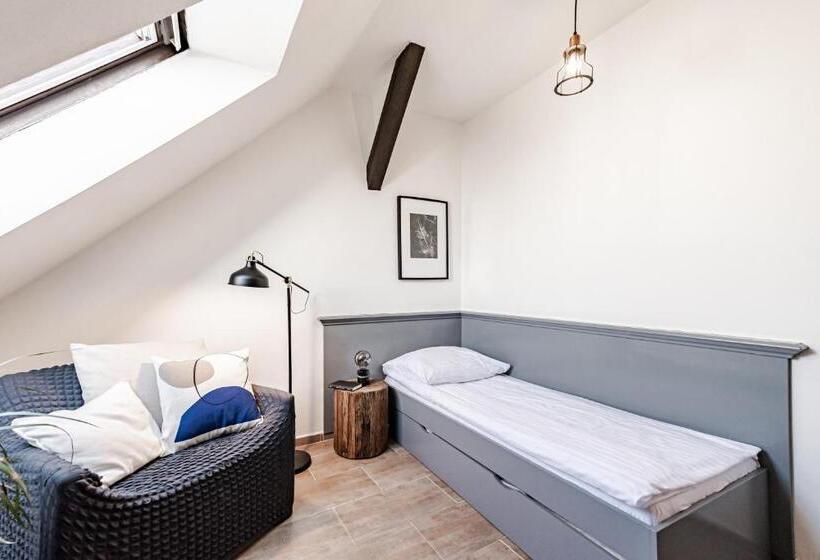 غرفة إقتصادية فردية, Pivoňka