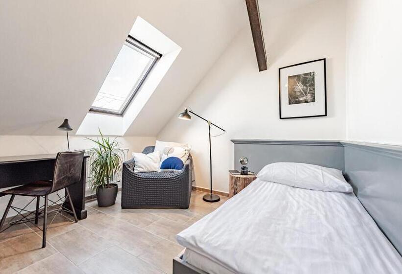 غرفة إقتصادية فردية, Pivoňka