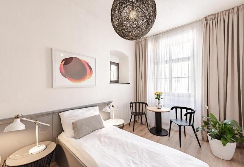 غرفة قياسية ثلاثية, Pivoňka