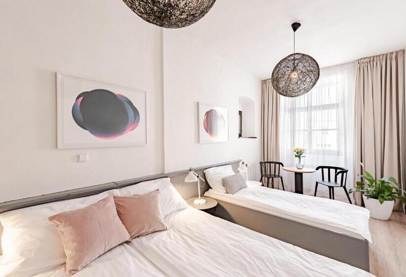 غرفة قياسية ثلاثية, Pivoňka