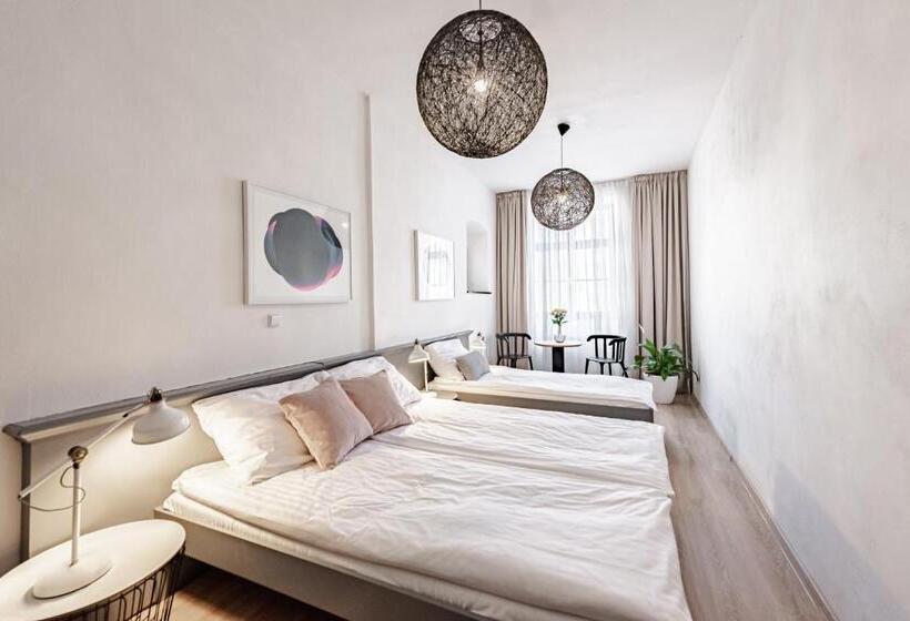 غرفة قياسية ثلاثية, Pivoňka