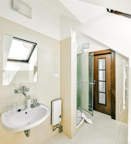 غرفة سوبيريور, Pivoňka