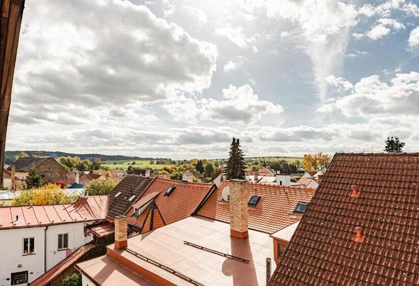 غرفة سوبيريور, Pivoňka