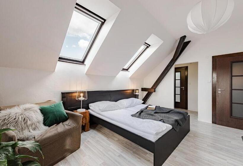 غرفة سوبيريور, Pivoňka