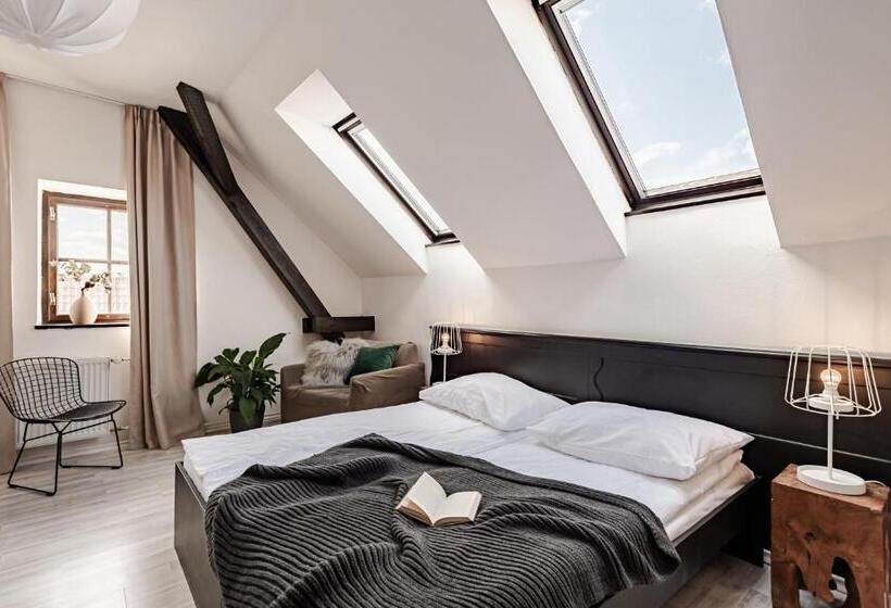 غرفة سوبيريور, Pivoňka