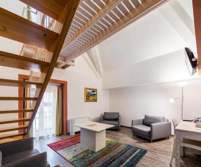 メゾネットスイート, Vécsecity Superior