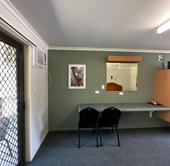 חדר משפחתי, Murgon Motor Inn
