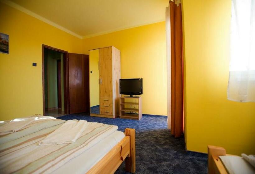 Standard Neljän Hengen Huone Jaettu Kylpyhuone, Adonisz Vendégház