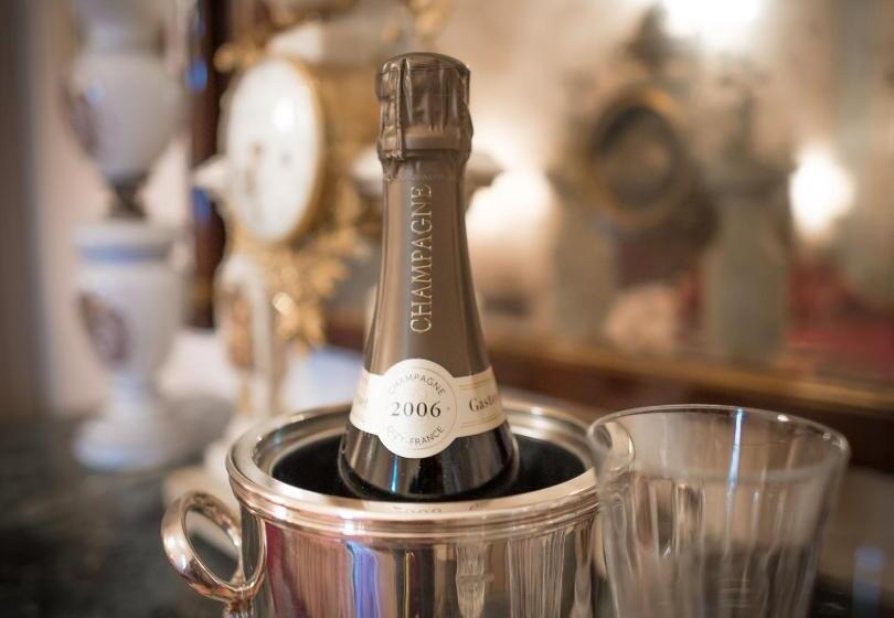 جناح ديلوكس, Castello Di Mornico Losana