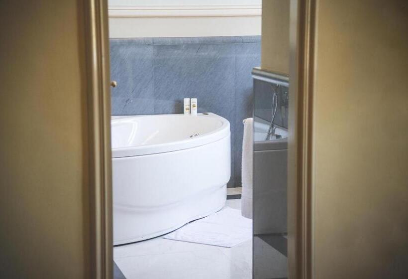 جناح ديلوكس, Castello Di Mornico Losana