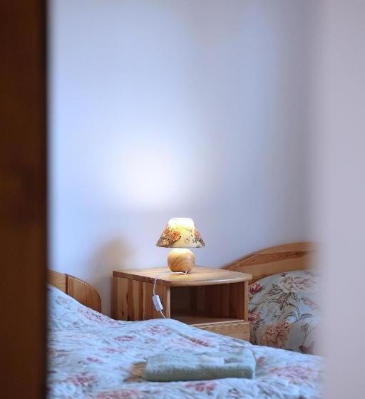 غرفة قياسية ثلاثية, Füzesi Papa Vendégháza