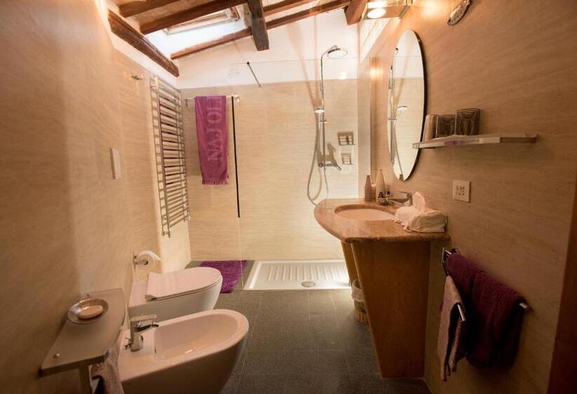 جناح مطلّ علي الجبل, La Torretta Historical Home