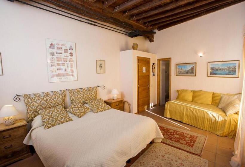 غرفة قياسية ثلاثية, La Torretta Historical Home