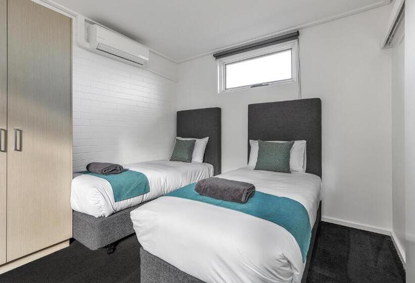 غرفة عائلية, Rochester Motel