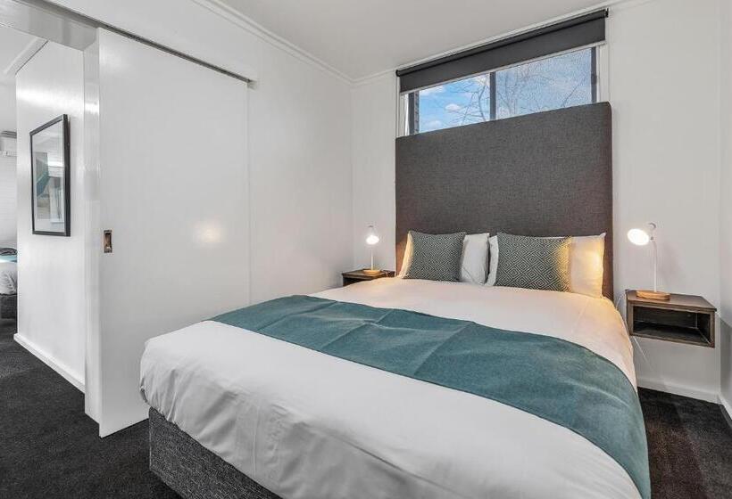 غرفة عائلية, Rochester Motel