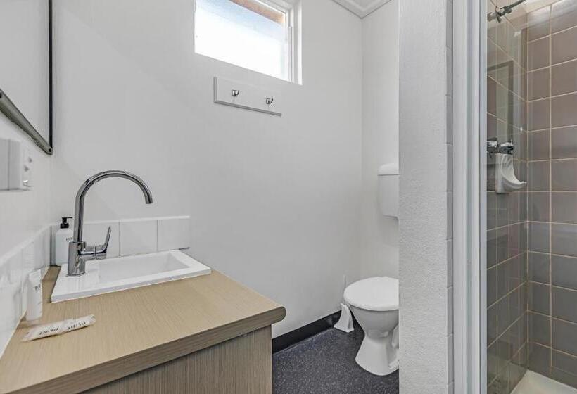 غرفة عائلية, Rochester Motel