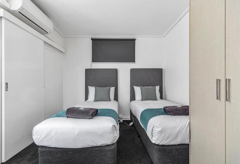 غرفة عائلية, Rochester Motel