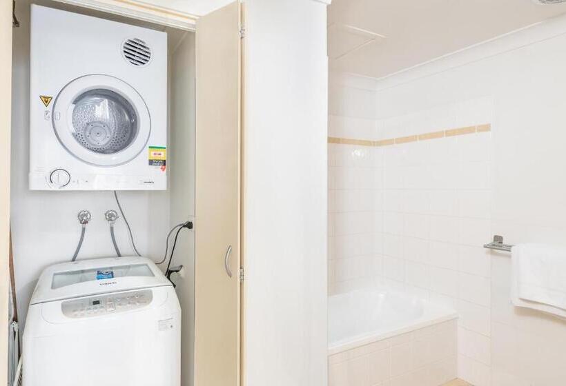 דירת חדר, The Brighton Apartments