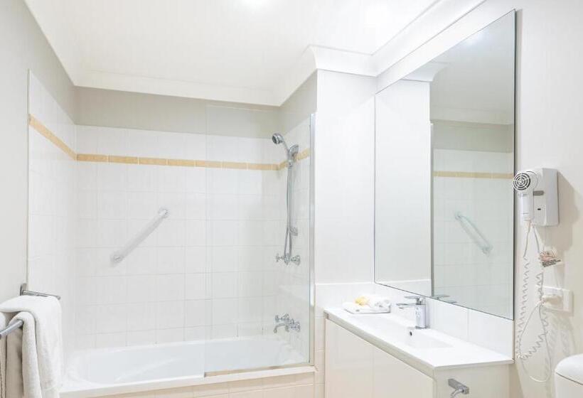 דירת חדר, The Brighton Apartments