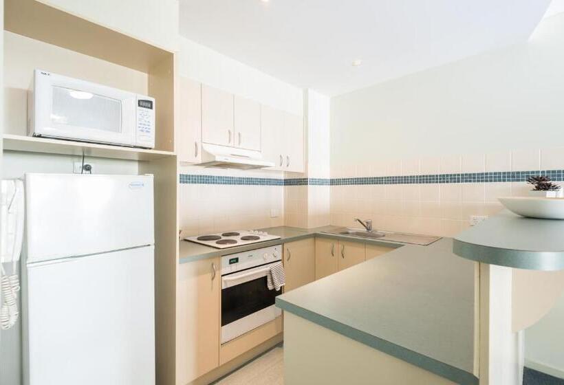 חדר משפחתי מקשר, The Brighton Apartments