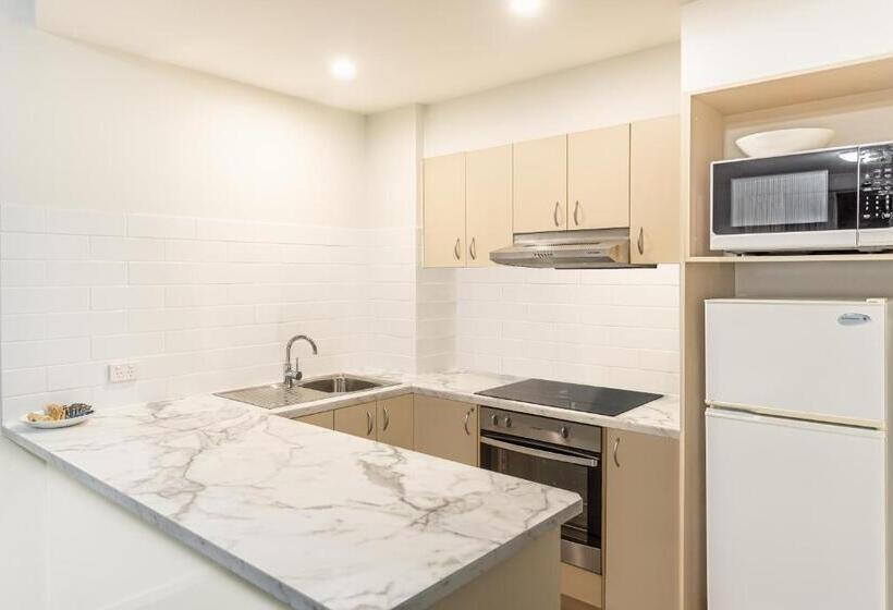 חדר משפחתי מקשר, The Brighton Apartments