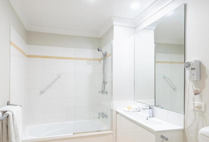 2 Bedrooms Apartment Lake View, The Brighton Apartments