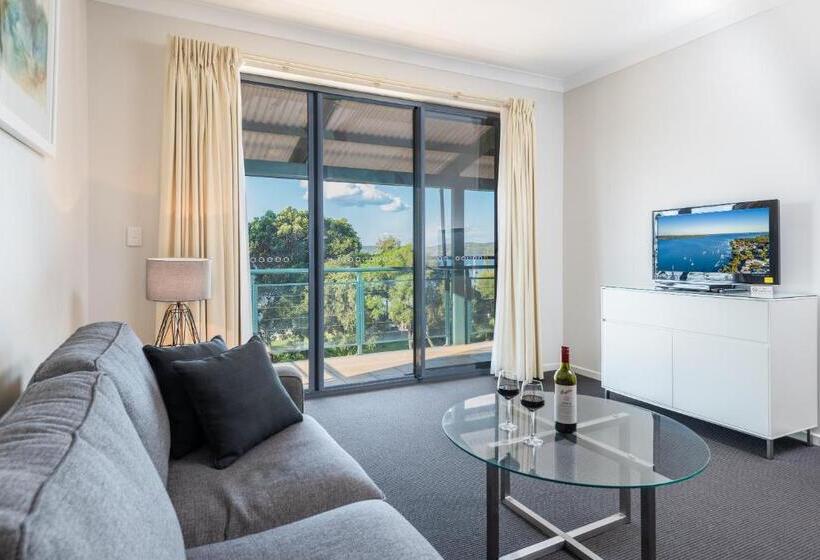 2 Bedrooms Apartment Lake View, The Brighton Apartments