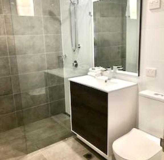 דירת שני חדרים, The Brighton Apartments