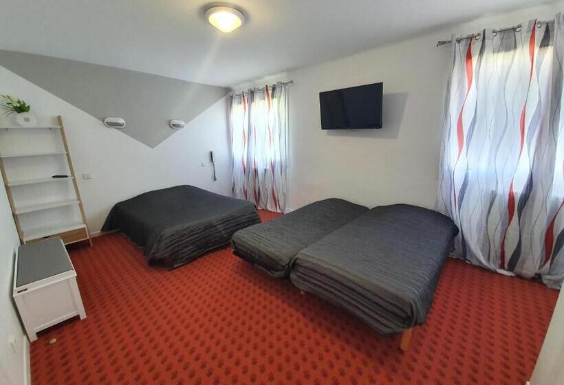 غرفة قياسية رباعية, De La Poste