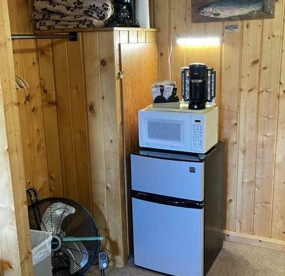 غرفه قياسيه سريرين مزدوجين, Sportsman Lodge Melrose Mt