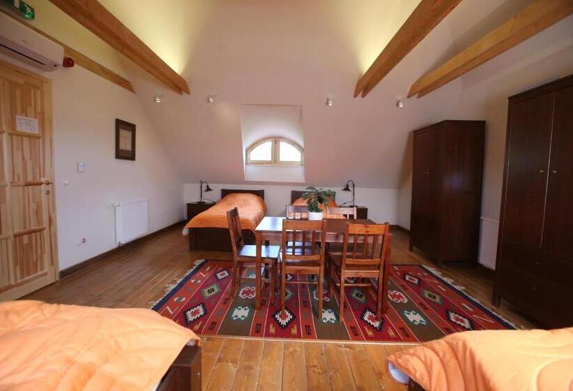 Номер Стандарт Четырехместный Совместный Санузел, Csodarabbik útja Fogadó