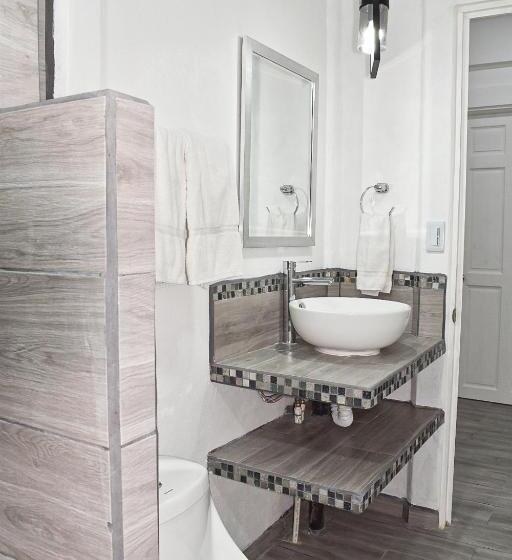 בונגלו משפחתי, Tropical Paradise Bungalows