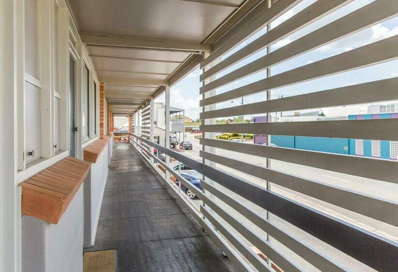 חדר סטנדרט לשלושה, The Australian Hotel Murgon