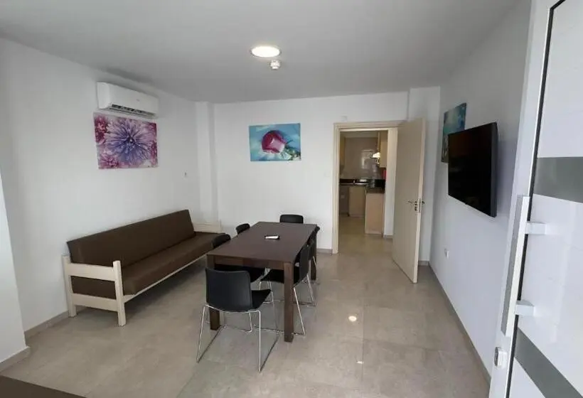 Huoneisto 3 Makuuhuonetta, Christabelle Hotel Apartments