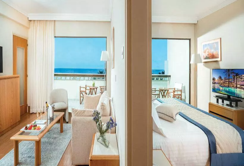 سوییت خانوادگی, Constantinou Bros Athena Beach Hotel
