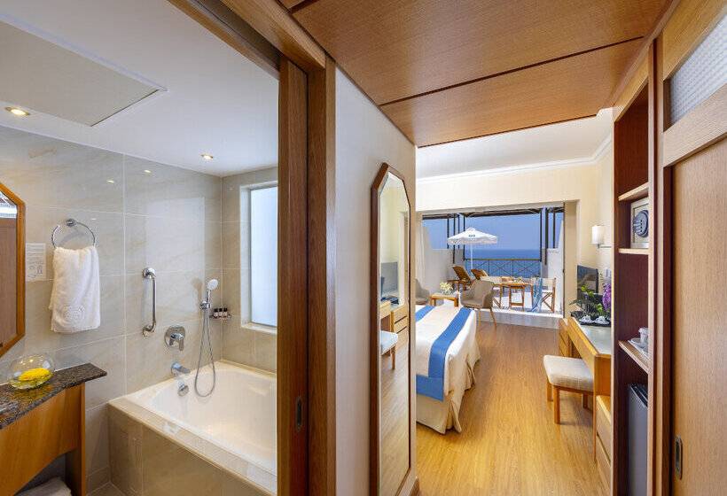 Люкс Ejecutiva 2 Спальни, Constantinou Bros Athena Beach Hotel